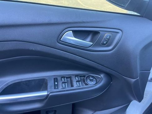 Used 2019 Ford Escape SE image 18