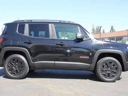 Used 2018 Jeep Renegade Trailhawk AWD/4WD image 39