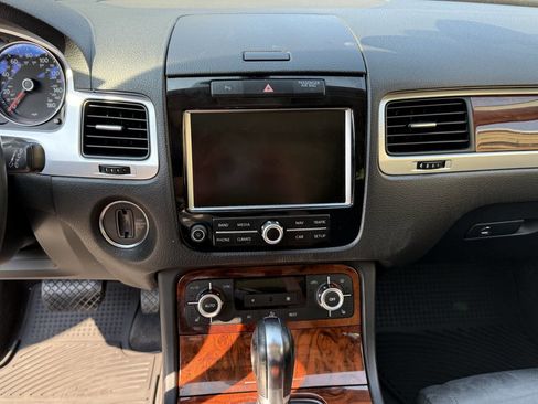 Used 2012 Volkswagen Touareg Sport image 30