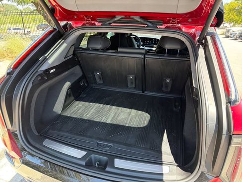 Certified 2025 Cadillac Optiq Sport 2 w/ LPO, Floor Liner Package AWD/4WD image 41