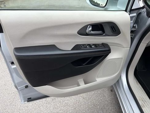 Used 2022 Chrysler Pacifica Touring-L FWD image 20