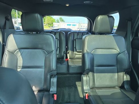 Used 2018 Ford Explorer XLT w/ Equipment Group 202A AWD/4WD image 16