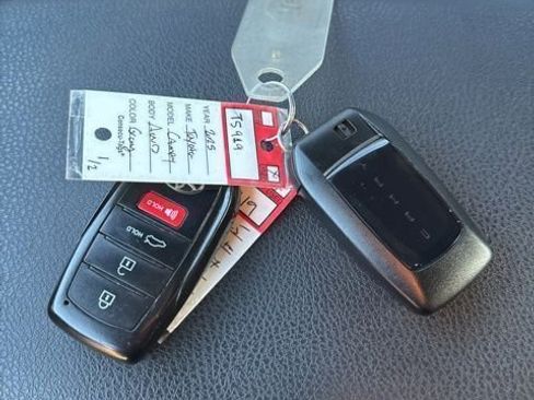 Used 2025 Toyota Camry SE w/ Convenience Package image 28