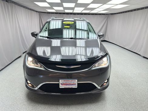 Used 2019 Chrysler Pacifica Touring-L FWD image 6