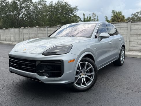 Certified 2024 Porsche Cayenne Turbo AWD/4WD image 1