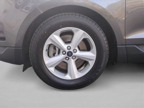 Used 2020 Ford Edge SE image 25