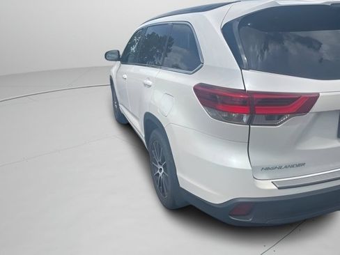 Used 2017 Toyota Highlander SE w/ Carpet Mat Package AWD/4WD image 9