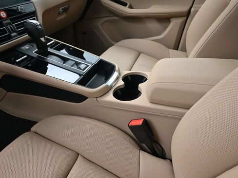 Certified 2026 Porsche Macan AWD/4WD image 22