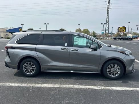 New 2026 Toyota Sienna XLE image 2