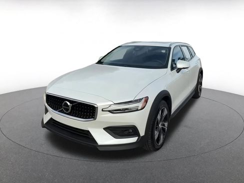 Used 2025 Volvo V60 B5 Cross Country Plus image 7