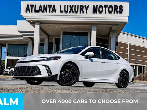 Used 2025 Toyota Camry SE image 3