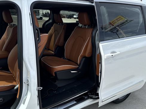 New 2026 Chrysler Pacifica Pinnacle image 22
