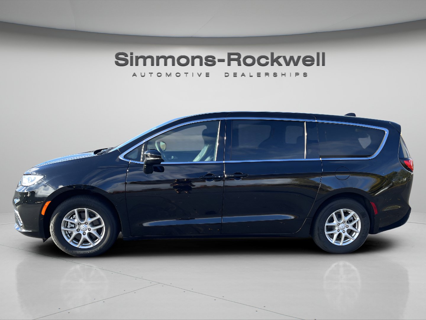 Used 2025 Chrysler Pacifica Select FWD image 2