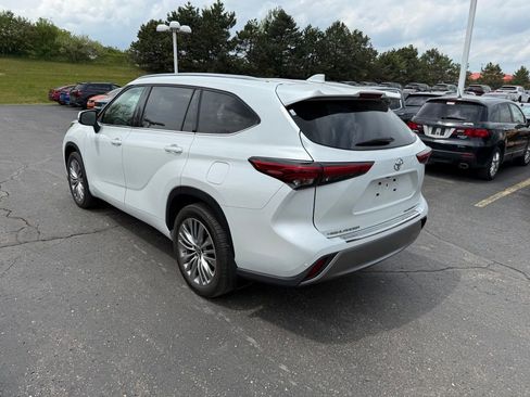 Used 2022 Toyota Highlander Platinum AWD/4WD image 2