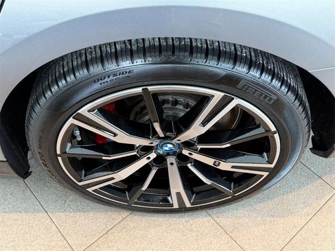 Used 2025 BMW 550e xDrive w/ Premium Package image 7