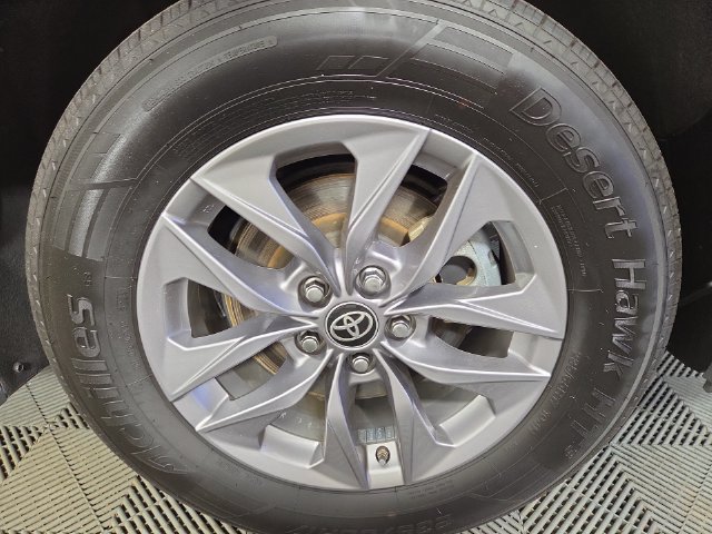 Used 2023 Toyota Sienna LE FWD image 11