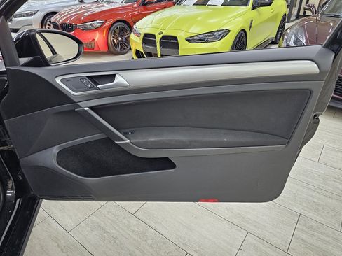 Used 2016 Volkswagen Golf S image 31