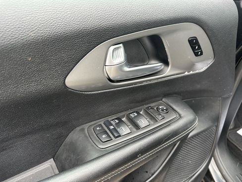 Used 2025 Chrysler Pacifica Select image 17