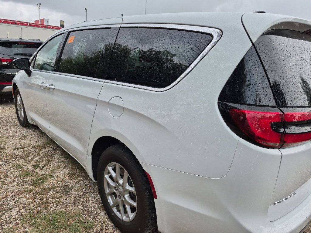 Used 2026 Chrysler Pacifica Select FWD image 2