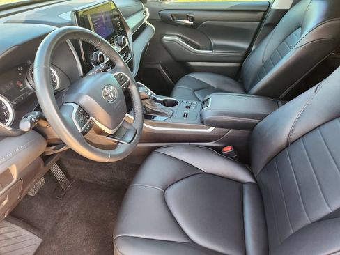 Used 2023 Toyota Highlander XLE FWD image 16