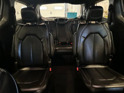 Used 2025 Chrysler Pacifica Select FWD image 23