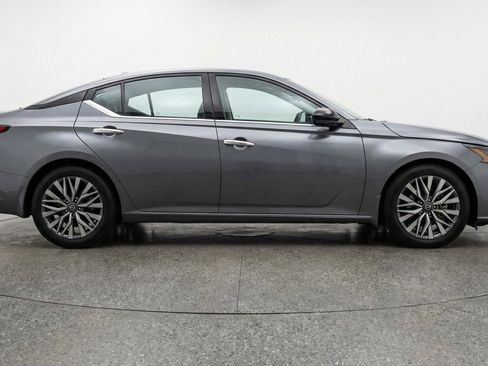 Used 2025 Nissan Altima 2.5 SV image 11