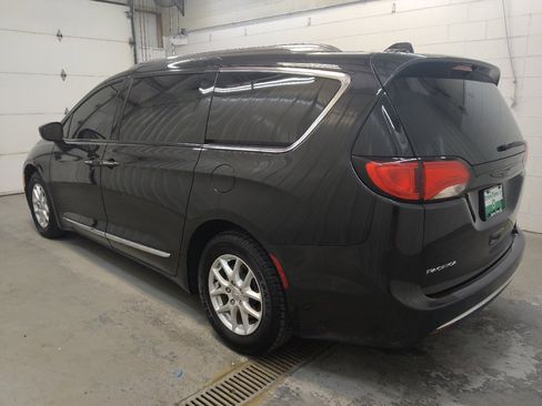 Used 2020 Chrysler Pacifica Touring-L FWD image 3