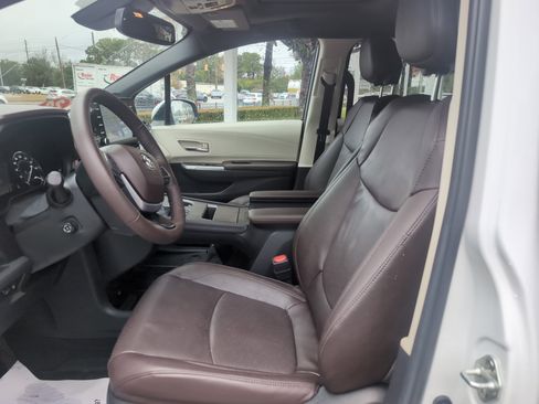 Certified 2024 Toyota Sienna Platinum image 16