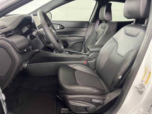 New 2026 Jeep Compass Latitude image 9