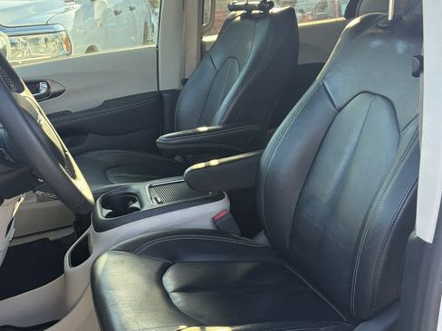 Used 2022 Chrysler Pacifica Touring-L AWD/4WD image 5