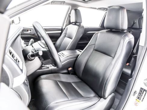Used 2019 Toyota Highlander XLE AWD/4WD image 28