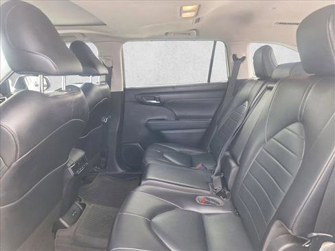 Used 2022 Toyota Highlander XLE AWD/4WD image 14