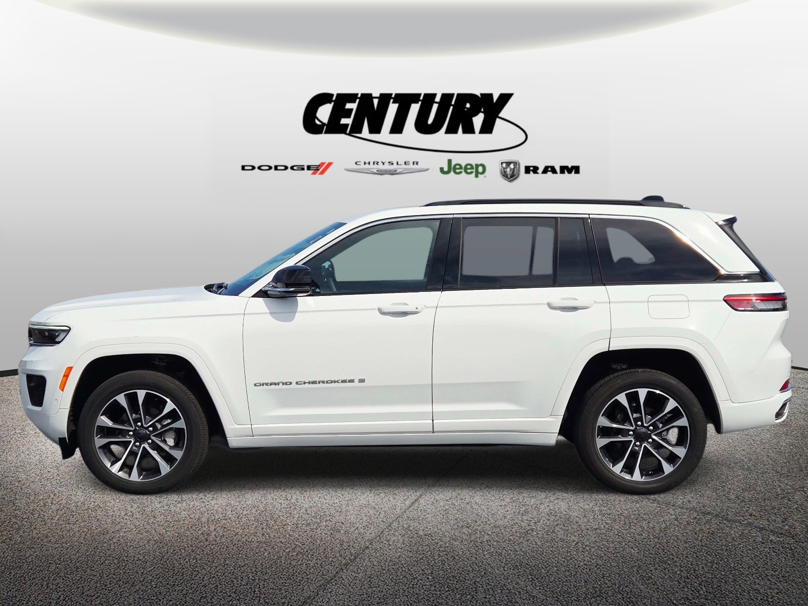 Used 2025 Jeep Grand Cherokee Overland AWD/4WD image 7