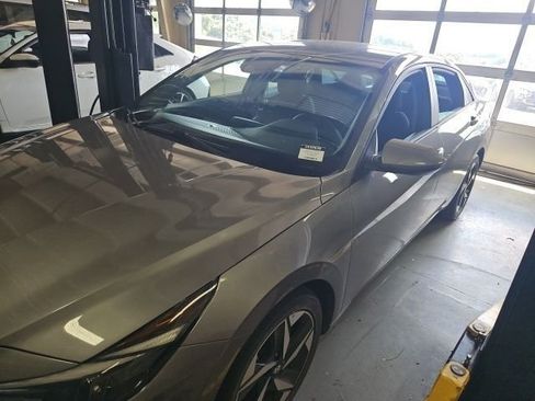 Used 2023 Hyundai Elantra SEL w/ Convenience Package FWD image 2