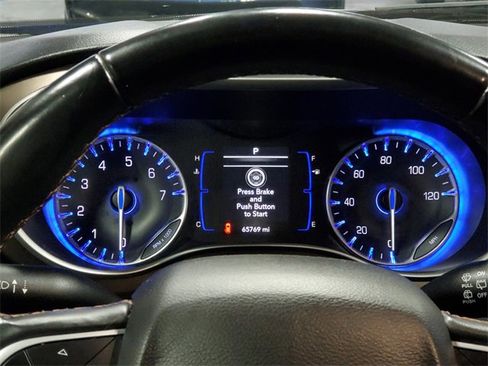 Used 2018 Chrysler Pacifica Touring-L image 20