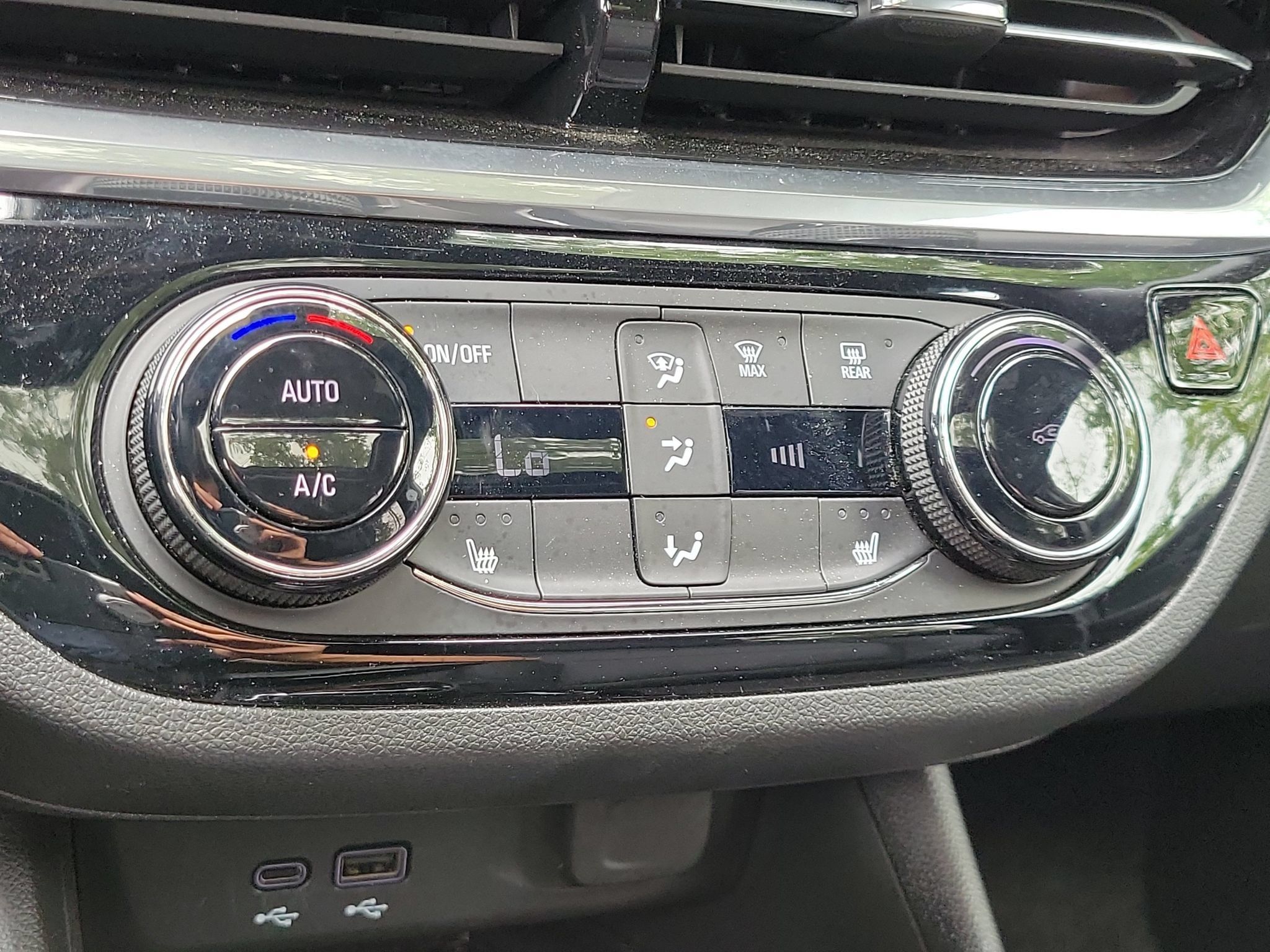 Used 2024 Buick Envista Sport Touring w/ Convenience I Package FWD image 18