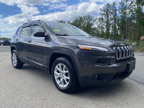 Used 2017 Jeep Cherokee Latitude w/ True North Edition AWD/4WD image 3