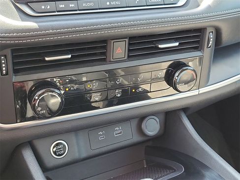 Used 2022 Nissan Rogue S image 16