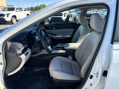 Used 2024 Nissan Altima 2.5 SV AWD/4WD image 11