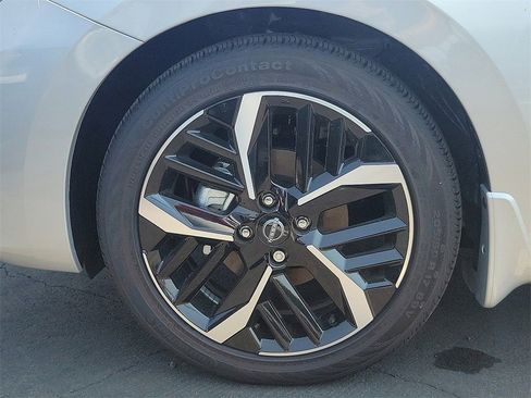 New 2025 Nissan Versa SR w/ Trunk Package image 17