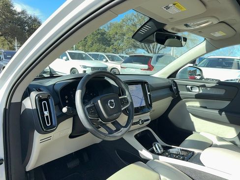 Used 2023 Volvo XC40 B4 Plus image 9