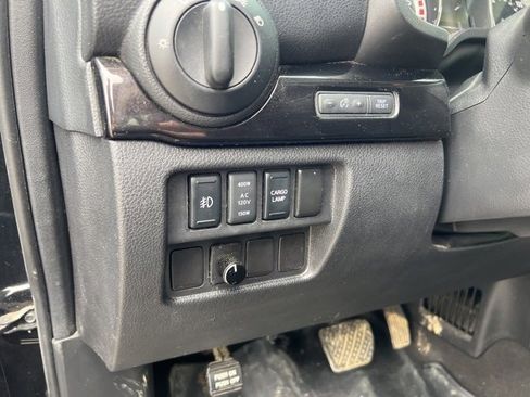 Used 2017 Nissan Titan SV image 9