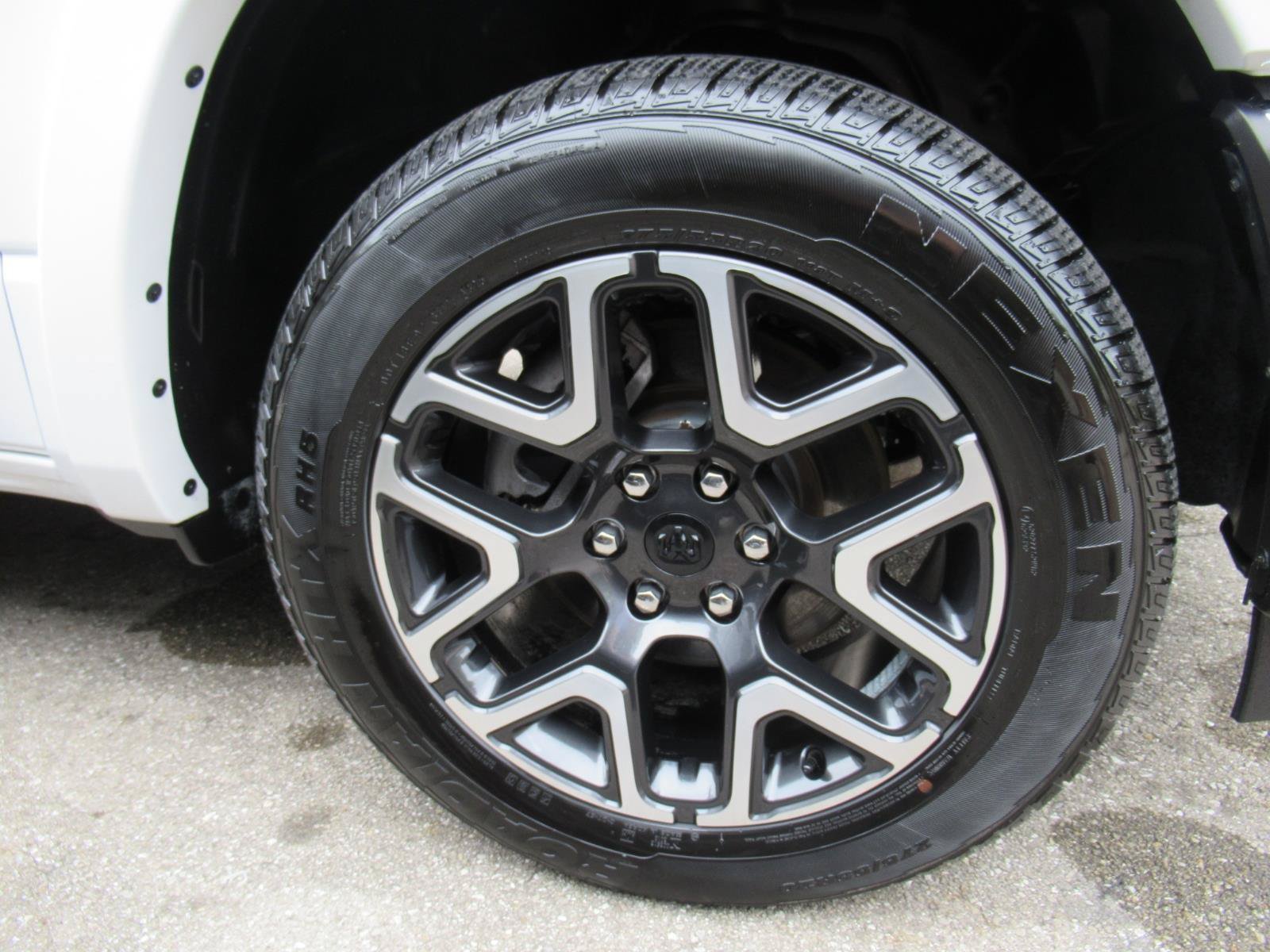 Used 2026 RAM 1500 Laramie AWD/4WD image 5