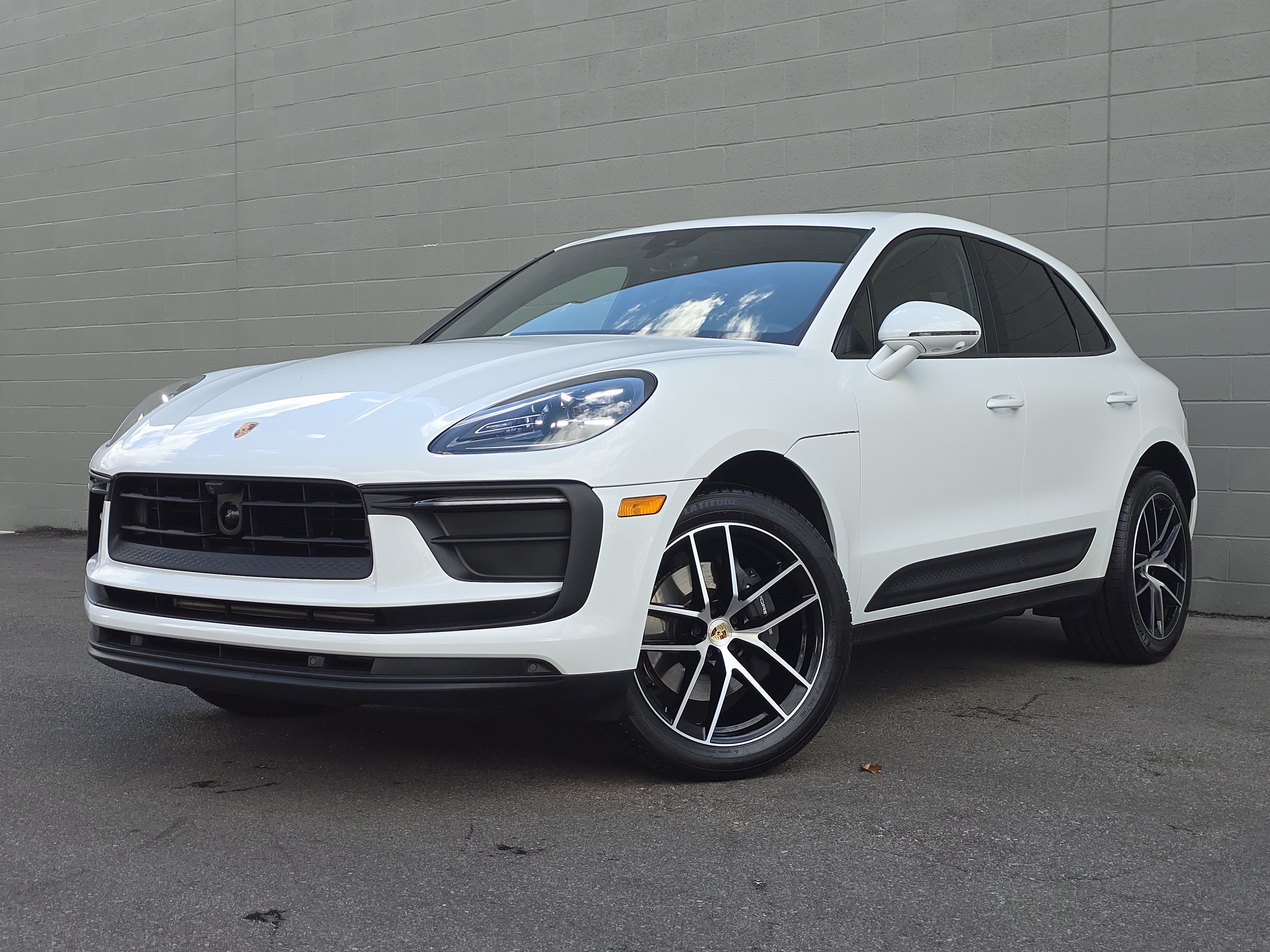Used 2025 Porsche Macan AWD/4WD image 1