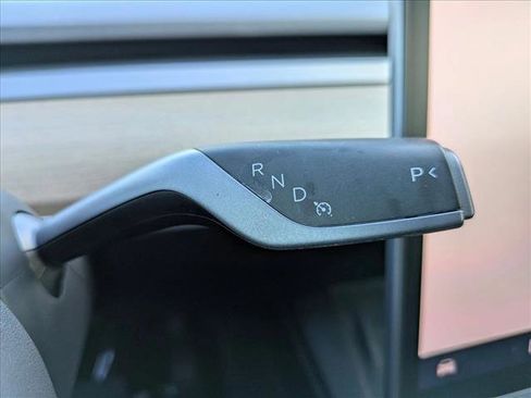 Used 2022 Tesla Model Y Long Range image 11