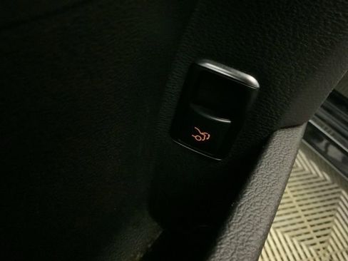 Used 2011 Mercedes-Benz E 550 4MATIC Sedan image 27