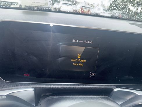 Used 2021 Mercedes-Benz GLB 250 w/ Premium Package image 8