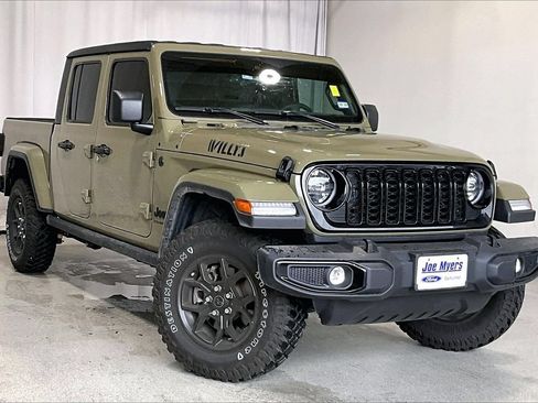 Used 2025 Jeep Gladiator Sport AWD/4WD image 1