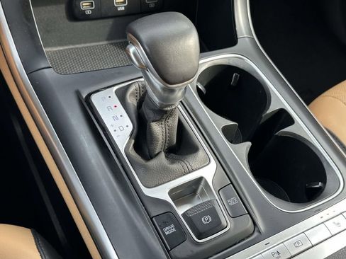 Used 2023 Kia Carnival LX image 28