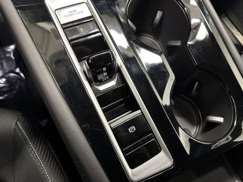 Certified 2025 Volkswagen Atlas Cross Sport SE image 21